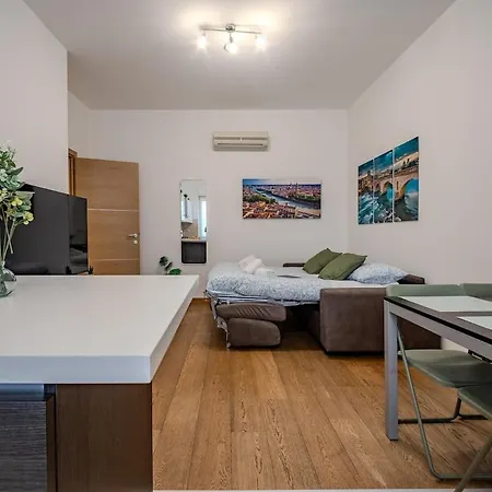 Apartamento Centro - Trilocale Con Balcone - Ideale Per Famiglie - Feeling *